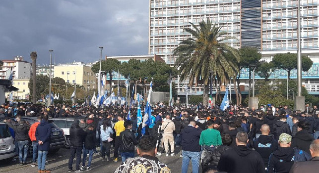 Napoli-Milan, è iniziata la protesta degli ultras a Fuorigrotta | FOTO