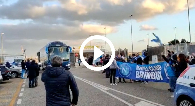 Il Napoli arriva a Lecce, accoglienza fantastica per gli azzurri | VIDEO