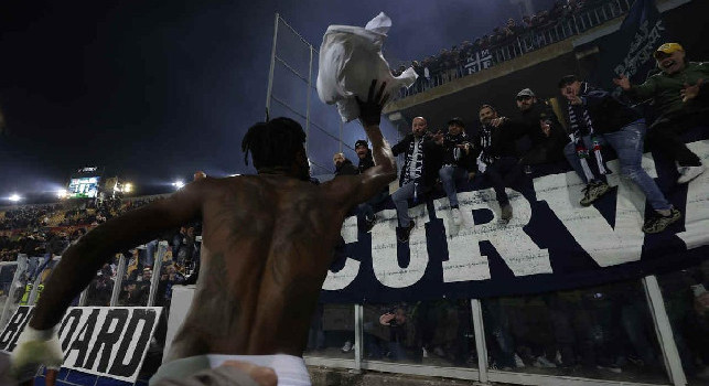 Anguissa show tra gli striscioni dei tifosi e Mario Rui 'in braccio' a Rrahmani: le emozioni di Lecce-Napoli 1-2 | FOTOGALLERY CN24