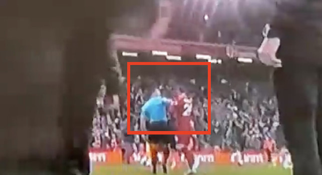 Clamoroso in Premier, gomitata del guardalinee verso Robertson in Liverpool-Arsenal | VIDEO