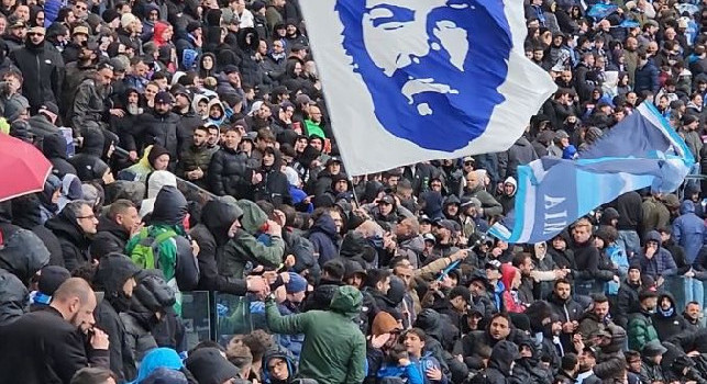 FOTO - In curva B appare la bandiera di Bud Spencer durante Napoli-Verona