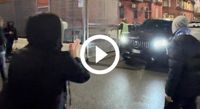 I tifosi attendono la squadra sotto la pioggia: richiesta ai giocatori dopo la partita! VIDEO