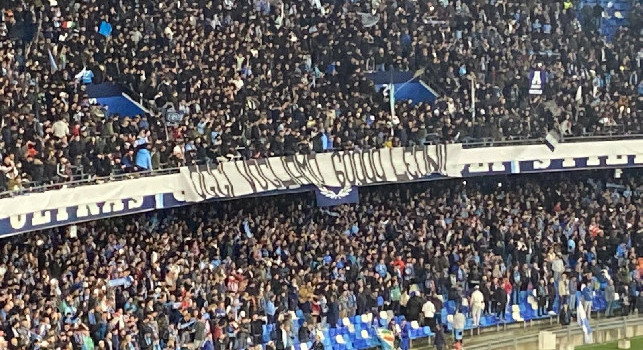 Napoli-Milan, ecco lo striscione esposto in Curva A | FOTO