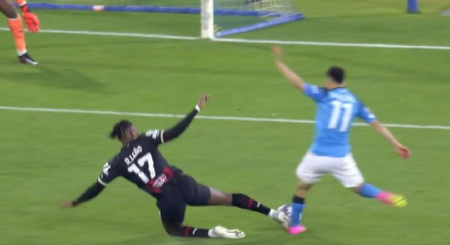 Napoli-Milan, Sky: manca il penalty su Lozano, regolare il rigore di Giroud