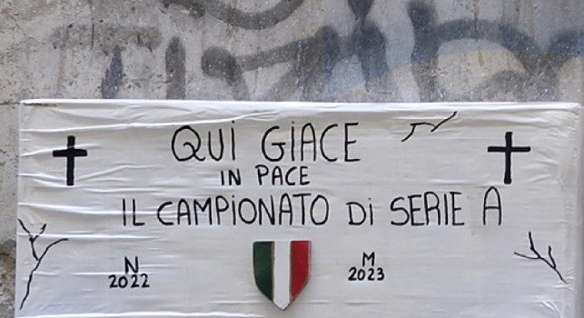 Scudetto Napoli, spunta manifesto funebre: Qui giace il campionato, ne danno il triste annuncio... | FOTO