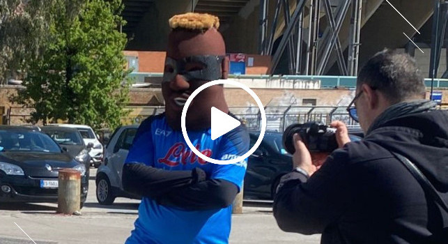 Scudetto Napoli, spunta la mascotte animata di Osimhen in giro per la città! | VIDEO