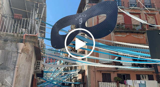 Genialità napoletana, spunta la maschera gigante di Osimhen appesa tra i palazzi | VIDEO CN24