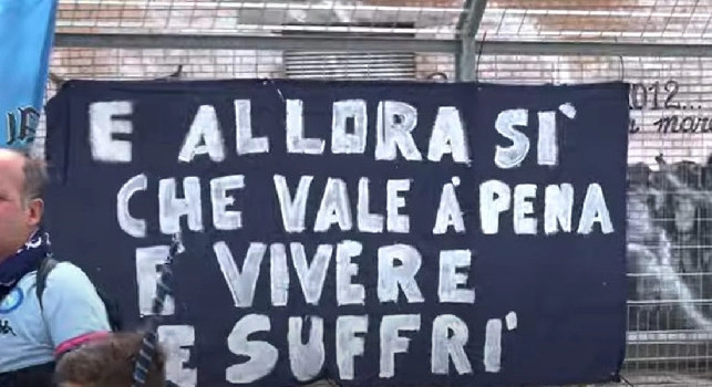 E allora sì che vale a pena e vivere e suffrì. Splendido striscione fuori al Maradona | VIDEO CN24