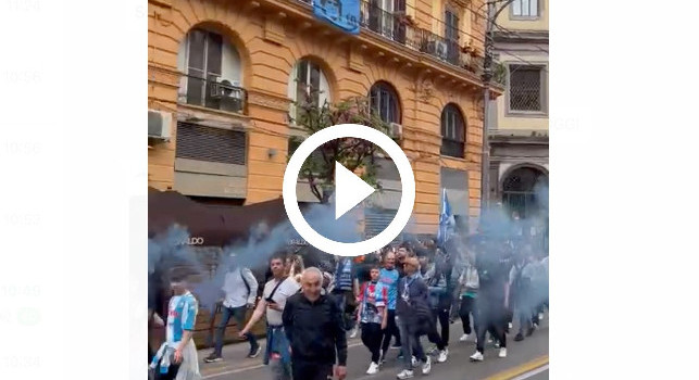 Brividi Napoli, corteo azzurro pazzesco da Piazza Garibaldi al Corso Umberto! | VIDEO
