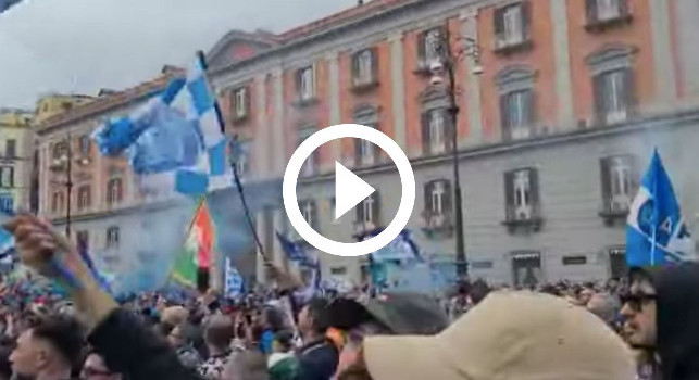 Altro che delusione, i tifosi del Napoli hanno continuato a festeggiare a Piazza del Plebiscito | VIDEO CN24
