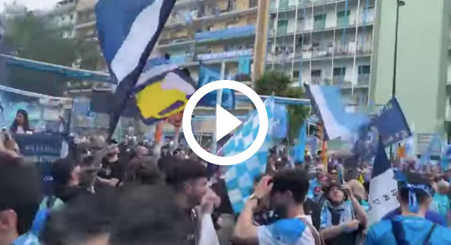 Niente delusione scudetto, fuori la Curva B i tifosi del Napoli danno spettacolo! | VIDEO CN24