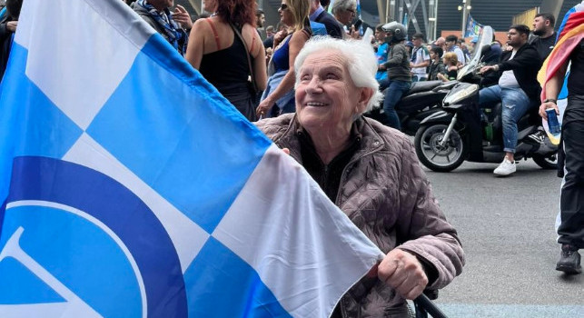 Festa Scudetto Napoli, nonna Elena al Maradona canta emozionata 'O surdato 'nnammurato'. La nipote: Tifosissima, ha una speciale dedica | CN24