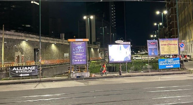 Napoli, sfottò geniale alla Juventus! Striscione a Poggioreale: le indicazioni per lo Stadium | FOTO
