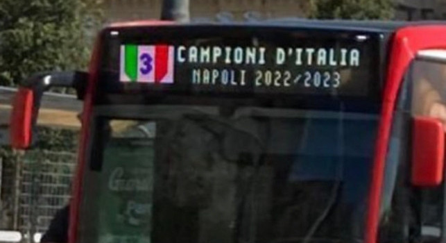 È già festa scudetto: i pullman di Napoli con l'insegna Campioni d'Italia 2023! | FOTO