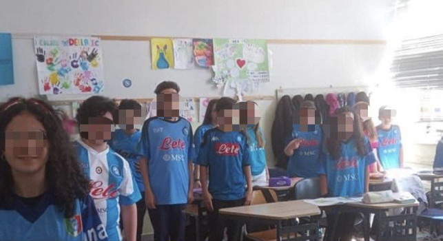 Fantastico a Secondigliano, studenti di un'intera scuola si presentano in maglia azzurra | FOTO