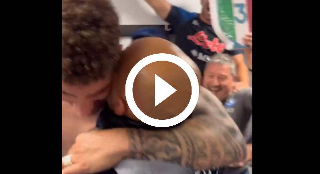 Festa negli spogliatoi del Napoli: commovente abbraccio tra Spalletti e Di Lorenzo | VIDEO