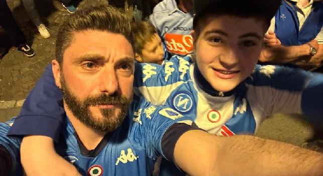 Anche Novara impazzisce per lo scudetto del Napoli, centinaia di tifosi a fare festa in piazza | VIDEO