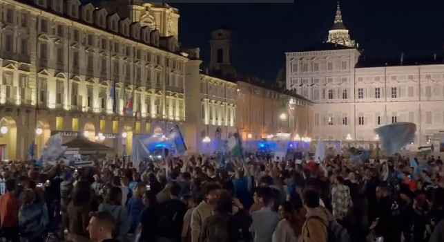 Pazzesco, napoletani che festeggiano lo Scudetto in piazza a Torino: più della Juve! | VIDEO