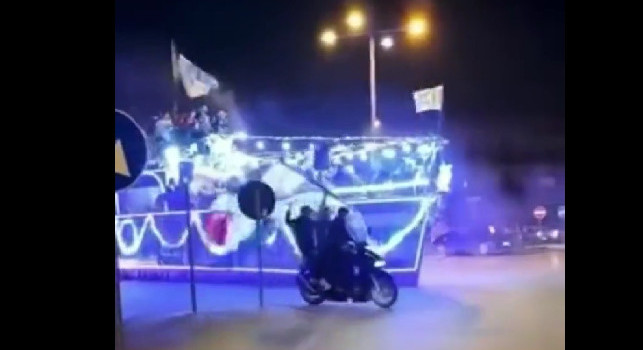 Incredibile a Napoli, festeggiamenti su una barca che circola per strada | VIDEO