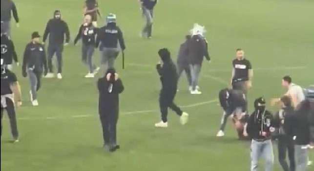 Udinese-Napoli 1-1: violenti scontri tra tifosi sul terreno di gioco dopo il fischio finale | VIDEO