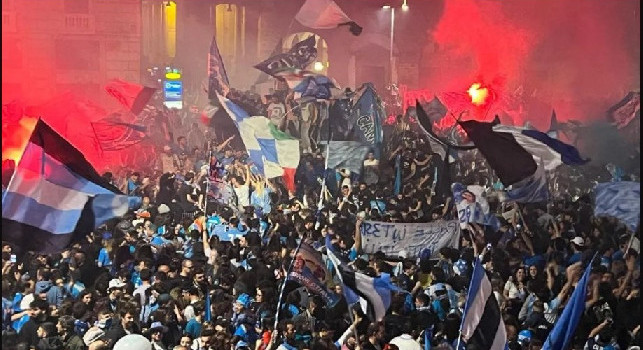 Festa scudetto Napoli, drammatico bilancio dei festeggiamenti: spari tra la folla, 3 feriti e 1 morto