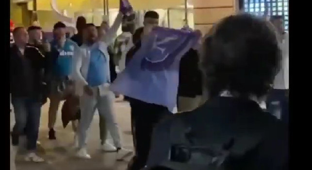 Tifosi del Napoli in strada per festeggiare il terzo Scudetto...a Palermo | VIDEO