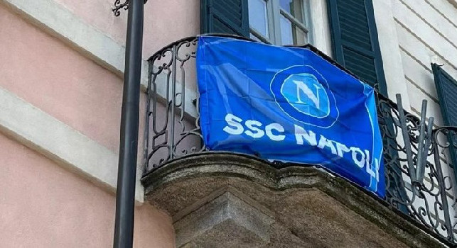 Tifosi del Napoli aggrediti a Varese, sindaco espone la bandiera azzurra | FOTO