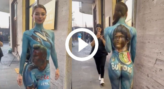 Show a Napoli, tifosa sfila in strada con l'intero corpo dipinto d'azzurro | VIDEO