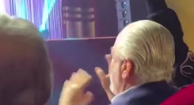 La capolista se ne va, cori allo spettacolo di Stefano De Martino: la reazione di De Laurentiis | VIDEO