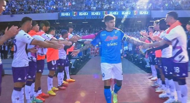 La Fiorentina rende onore ai campioni d'Italia: <i>pasillo de honor</i> all'ingresso del Napoli