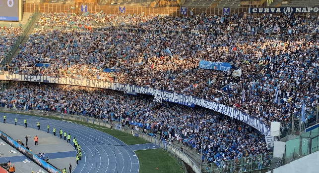 Nuovo striscione esposto in Curva A: Nella Napoli ultras si nasce, si vive e si muore tutti dello stesso stampo... | FOTO