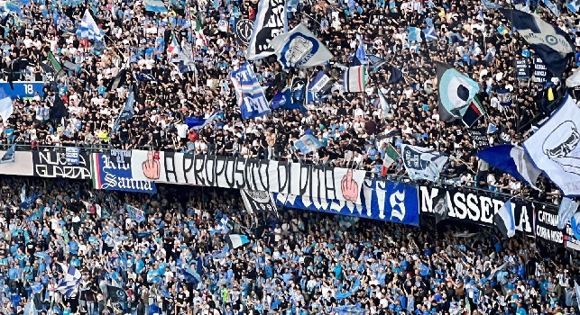 A proposito di dita, spunta l'ironico striscione di risposta della Curva A | FOTO