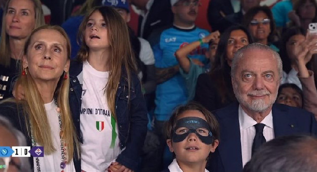 De Laurentiis al Maradona in compagnia del nipotino, il piccolo indossa la maschera di Osimhen | FOTO