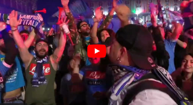 Piazza del Plebiscito gremita di tifosi, continua la festa dopo Napoli-Fiorentina! | VIDEO