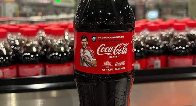 Le Coca-Cola di Kvaratskhelia rimosse dal mercato? Dalla Georgia - Protesta del Napoli: il motivo