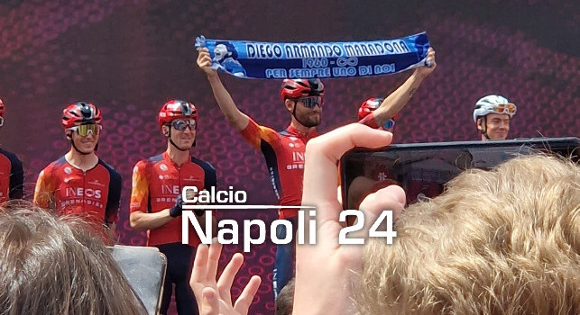 Giro d'Italia, Filippo Ganna sul palco con la sciarpa del Napoli: Maradona per sempre uno di noi | FOTO CN24