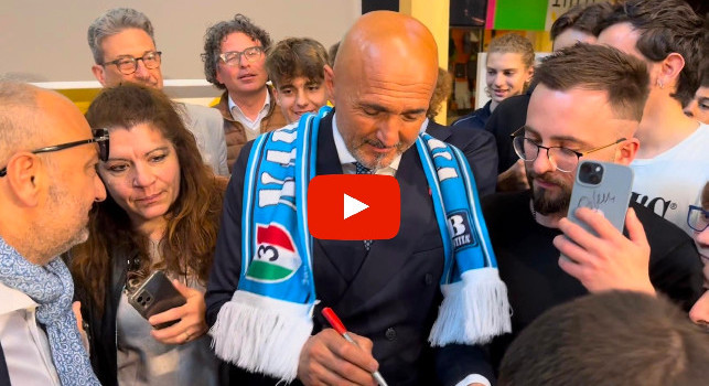 Spalletti accolto da re, bagno di folla coi tifosi a Bologna per il premio Bulgarelli! | VIDEO