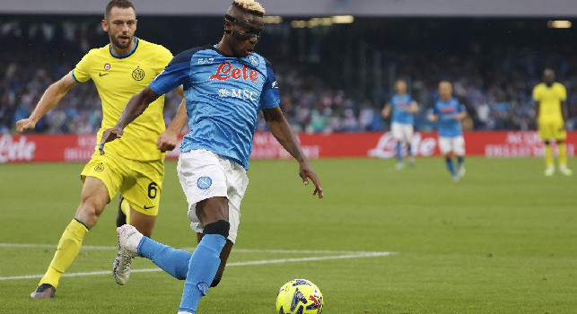 Gazzetta - Osimhen sa che in almeno tre campionati guadagnerebbe oltre 10 milioni all'anno