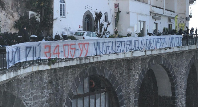 Festa scudetto Napoli ad Amalfi, striscione in onore dei 4 tifosi della Salernitana morti nel 99 | FOTO