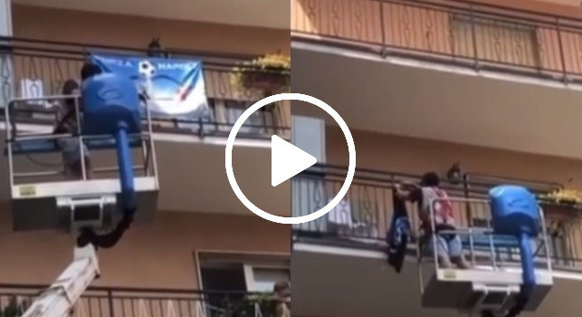 Clamoroso a Bergamo: tifosi sulla gru per strappare la bandiera del Napoli! VIDEO
