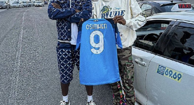 Osimhen regala una maglia a Enock Balotelli, SuperMario esulta: Napoliiii | FOTO