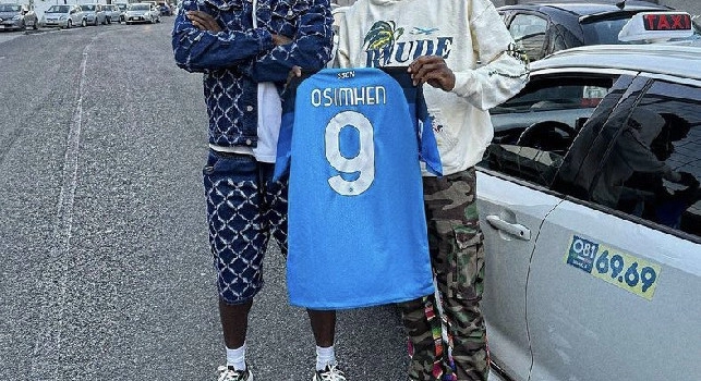 Osimhen regala una maglia a Enock Balotelli, SuperMario esulta: Napoliiii | FOTO