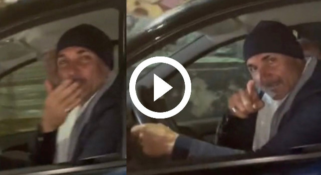Ti amo, sei nella storia! Tifoso Napoli incontra Spalletti in auto: la risposta del mister | VIDEO