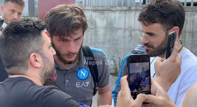 Partenza Bologna-Napoli, Kvaratskhelia accontenta i baby tifosi emozionati! | VIDEO CN24