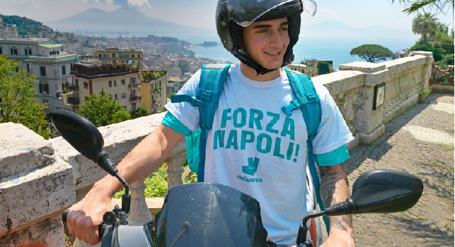 Scudetto Napoli - Anche Deliveroo celebra il tricolore con una maglia personalizzata per i rider | FOTO