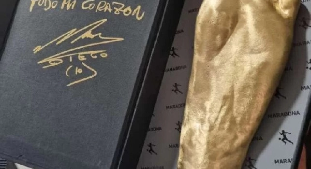 Calco del piede di Maradona per ogni singolo azzurro Campione d'Italia: la consegna a Castel Volturno