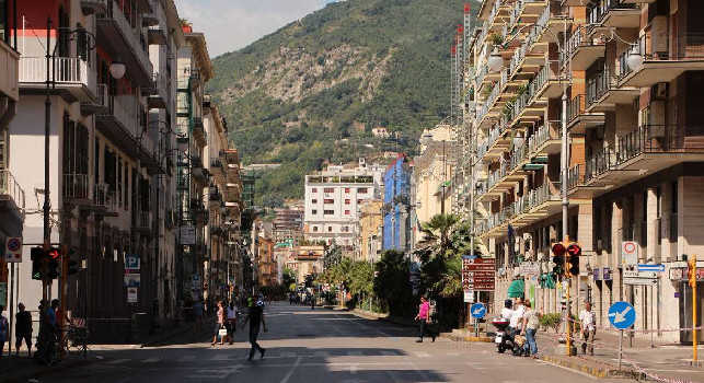 Salerno, bandiera del Napoli sull'auto: scoppia una lite in pieno centro