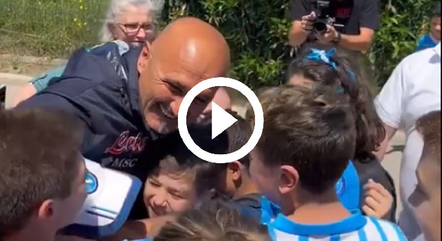 Spalletti cuore d'oro, abbraccio collettivo da brividi con i bambini a Castel Volturno | VIDEO