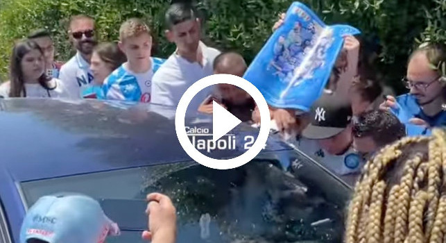 Ostigard fa felici i tifosi a Castel Volturno con foto e autografi | VIDEO CN24