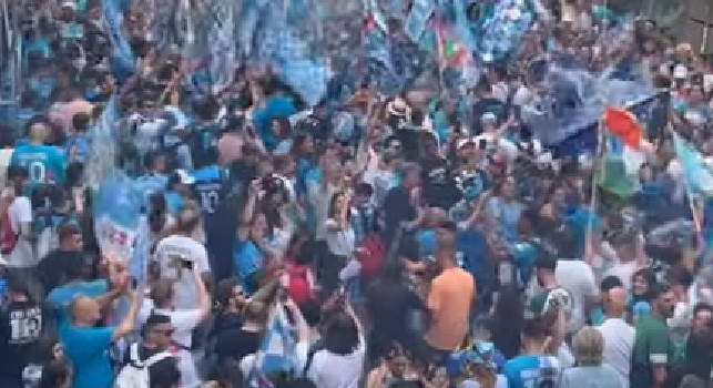 Bagno di folla a via Toledo: entusiasmo incredibile prima della partita | VIDEO